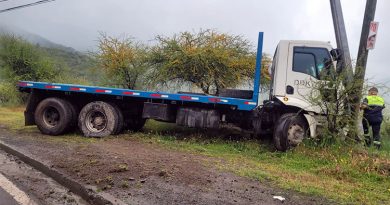 Camión choca contra poste en La Lajuela